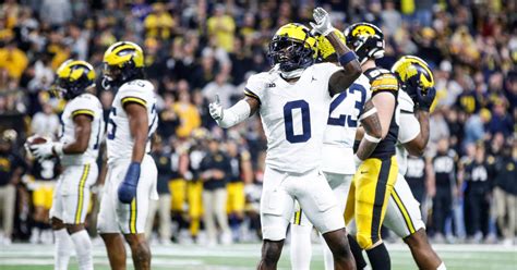 Michigan Football Snap Counts Pff Grades From Iowa Win