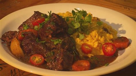 Panela De Bairro Ensina Receitas De Beouf Bourguignon E Abacaxi