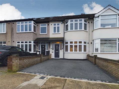 3 Bed Property For Sale In Amery Gardens Gidea Park Romford Rm2 £