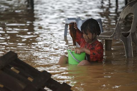 Almost 250 000 Forced To Evacuate Due To Flooding In Malaysia Newsweek