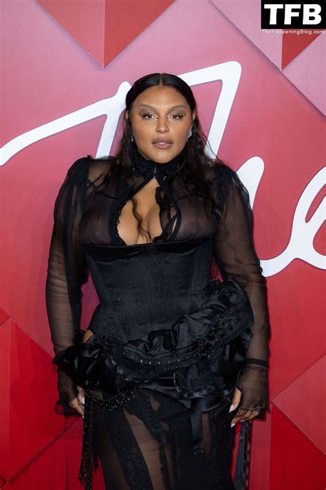 Paloma Elsesser Flashes Her Nude Boobs At The 2022 Fashion Awards In