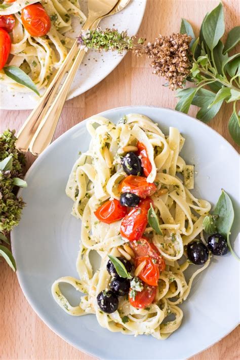 Basil Pesto Linguini With Tomatoes Bazilikin Pesto Linguini In