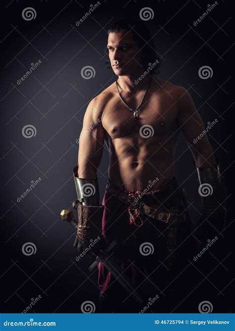 Half Naked Strijder Met Een Zwaard In Middeleeuwse Kleren Stock Foto Image Of Spier Lichaam