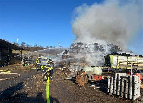 Großbrand auf landwirtschaftlichem Betriebsgelände in Helmscheid