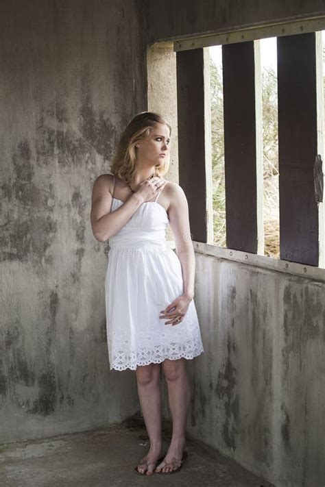 Belle Jeune Femme Blonde Avec La Robe Blanche Photo Stock Image Du Bandeau Longtemps