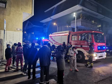 Incendio Nelle Cantine A Corsico Palazzo Evacuato E Tanta Paura