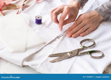 how much should a seamstress charge to replace a zipper