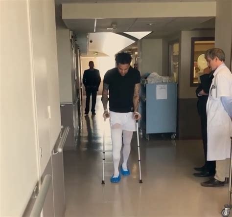 Despacito Daniel Alves posta vídeo caminhando muletas após