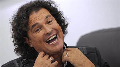 Quedó loco Fan le roba un apasionado beso a Carlos Vives en pleno