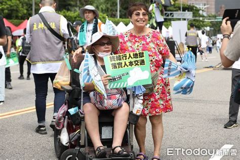 「還路於民」登場！逾200人冒暴雨集結凱道 今估最多上看2萬人 Ettoday生活新聞 Ettoday新聞雲