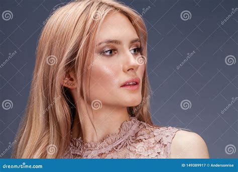 Junge Blonde Dame Im Sexy Kleid Stockbild Bild von glücklich person 149389917