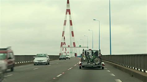 Une navette gratuite pour les vélos permet de franchir le pont de Saint