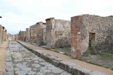 Via Degli Augustali Pompeii South Side December 2018 Looking East