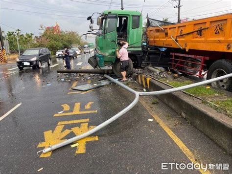 屏東一陣大雨砂石車衝分隔島撞倒路燈 2等紅燈轎車也遭殃 Ettoday社會新聞 Ettoday新聞雲