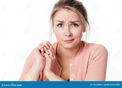 Jeune Femme Blonde Innocente Avec Ses Mains étant Ensemble Désolées Photo stock Image du