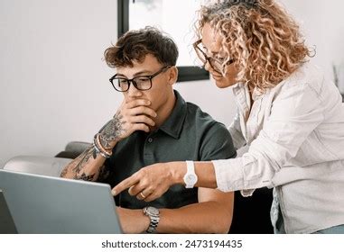 Mature avec jeune résultats 965 mille dimages libres de droits de photos de stock et d