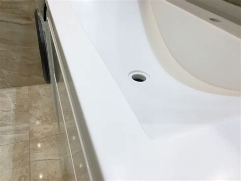 Белая столешница с щелевой мойкой для ванной Staron SI 414 Sanded ...