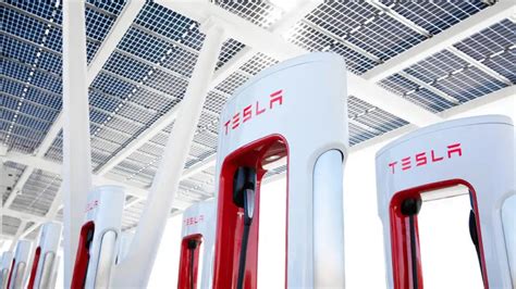 Hoje os carregamentos na rede Tesla Supercharger são grátis