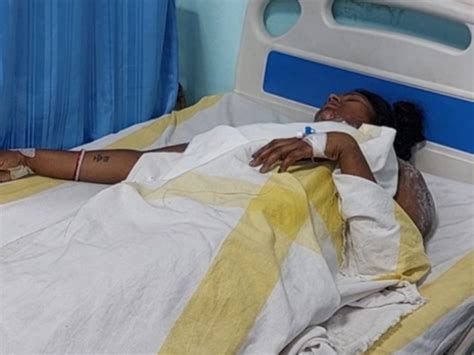 Husband pours hot water on wife body scorched पत न खलत हआ पन डलकर पतन क झलसय