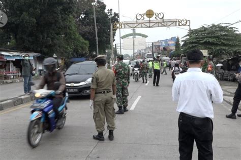 Hari Pertama Psbb Di Kabupaten Bekasi Arus Kendaraan Masih Padat