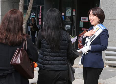 시민들에게 지지호소하는 이소영 의왕과천 후보 민중의소리