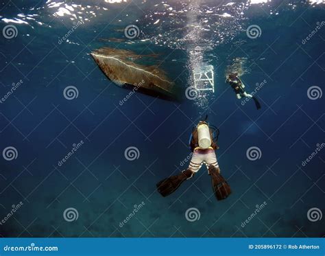 Buceadores Submarinos En Aguas Cristalinas De El Nido En Palawan Foto