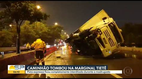 Vídeo Caminhão tomba na Marginal Tietê sentido da Rodovia Castello