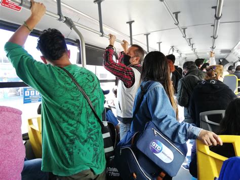 Aumentan corridas en transporte público y siguen aglomeraciones