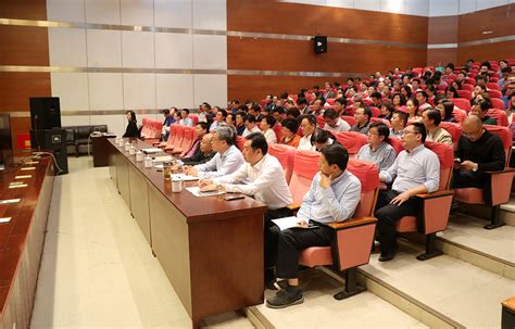 校党委理论学习中心组举行专题学习会