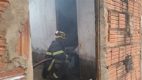 PM procura por homem que colocou fogo em duas residências no bairro