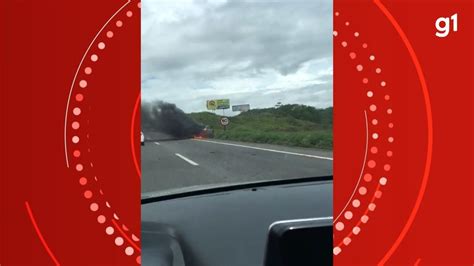 Carro Fica Destru Do Ap S Pegar Fogo Perto De Ped Gio Na Br Veja