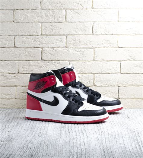 Кроссовки Nike Air Jordan Retro 1 Black Toe купить в Краснодаре