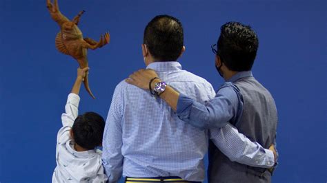 Pareja gay adopta a niño de seis años en Morelos