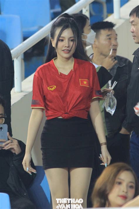 Hot girl Nóng cùng World Cup khuấy động sân Mỹ Đình
