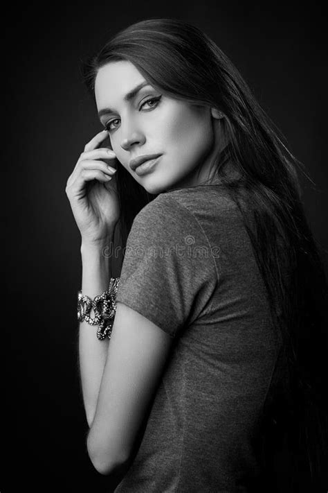 Ritratto Di BW Della Ragazza Sexy Del Brunette Attraente Fotografia Stock Immagine Di