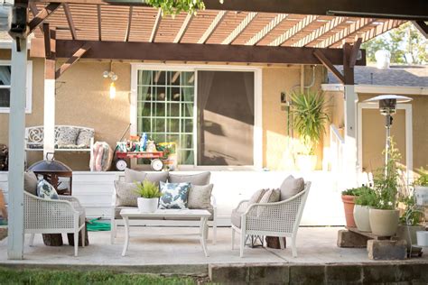 Domestic Fashionista: Backyard Patio Furniture Styling