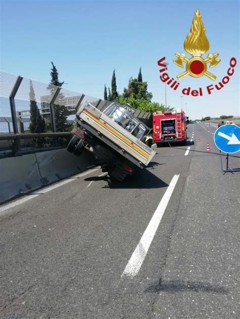 Roma Gra Incidente Ad Altezza Via Del Mare Chiusa Corsia Di Sorpasso