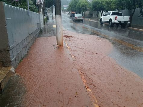 Chuva provoca alagamentos na rua Independência em razão de bueiros