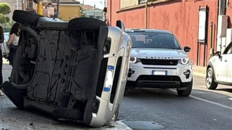 Scontro Tra Auto Ad Un Incrocio Due Feriti In Ospedale