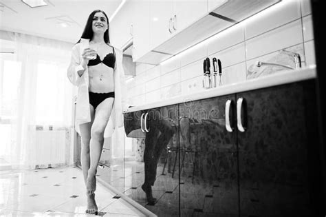 Elegante Joven Mujer En Bikini Y Camisa Masculina Imagen De Archivo Imagen De Agua Vistazo