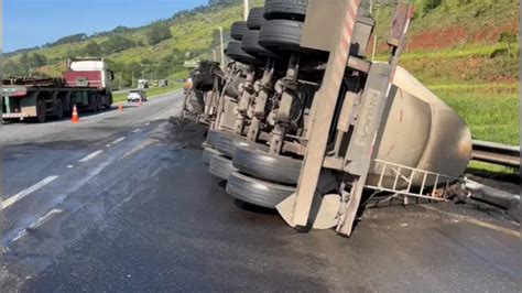 Carreta tomba e pega fogo na Rodovia Fernão Dias em Bragança Paulista