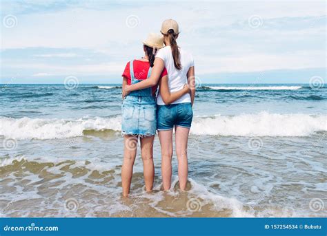 Deux Amies Du Bord De Mer S Embrassant Photo Stock Image Du Ext Rieur