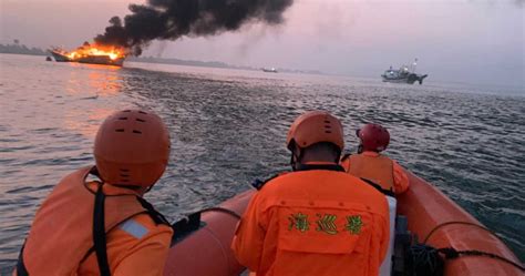 東港漁船起火2人跳海獲救 海巡滅火護船 社會 Ctwant