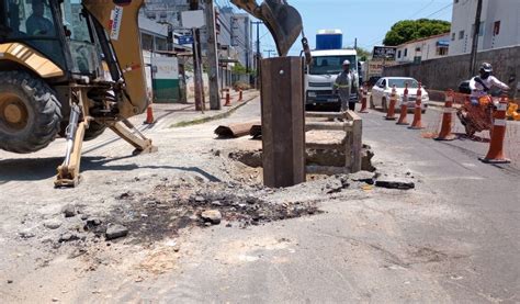 Compesa realiza serviço de manutenção no bairro de Rio Doce em Olinda