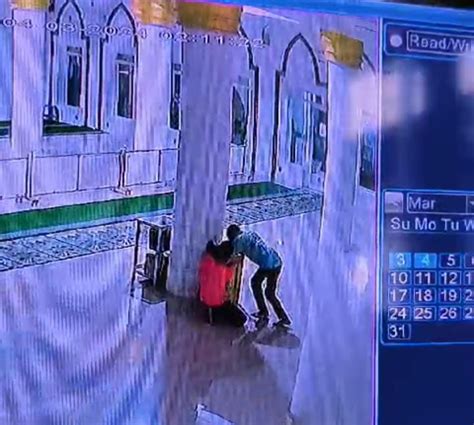 Aksi Komplotan Pencuri Isi Kotak Amal Masjid Di Barru Terekam Cctv