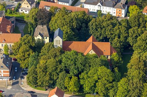 Beckum von oben Kirchengebäude Liebfrauenkirche in Beckum im