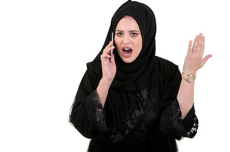 아름 다운 이슬람 젊은 여자 착용 Hijab 행복 한 얼굴 만들기와 그녀의 휴대 전화를 사용 하 여 호출 20 29세에 대한