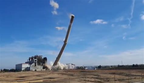 Endesa derriba con más de 260 kilos de explosivo la chimenea de la