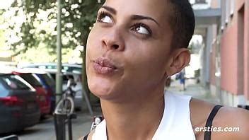 Ersties linda nena de Londres se mete los dedos en el coño afeitado al aire libre XVIDEOS