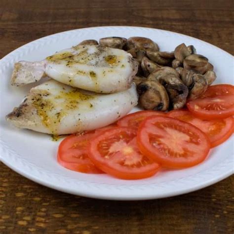 Calamares A La Plancha Con Champi Ones Y Ensalada De Tomate Salud